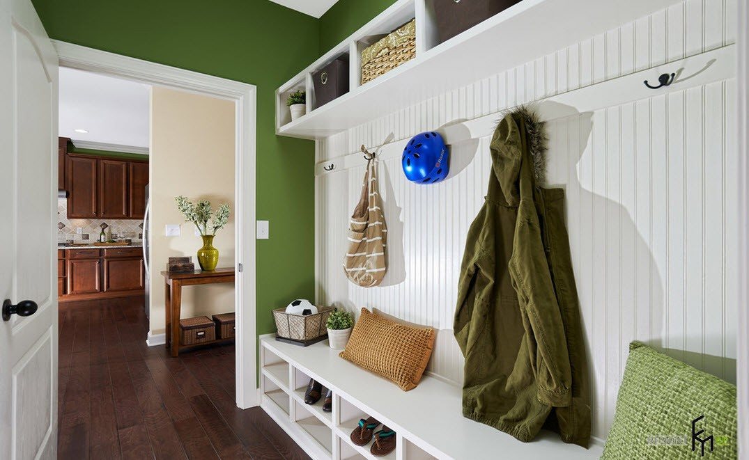 В бело-зеленой гамме дизайн прихожей комнаты