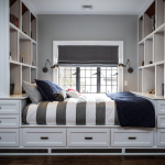 Откидная кровать, встроенная в шкаф – находка для скромных пространств