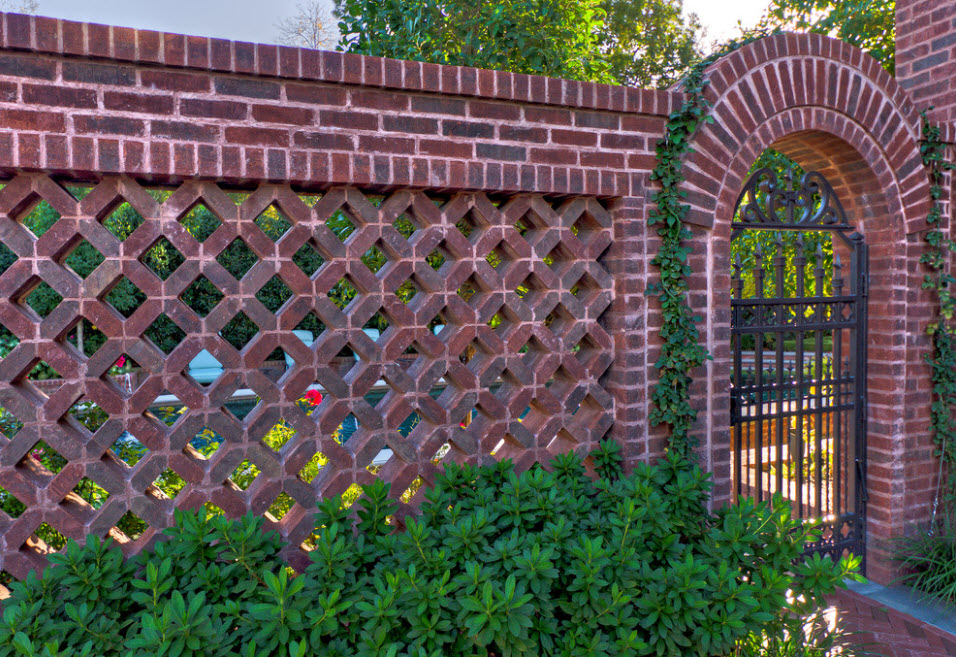 Кирпичный забор – практичный и эстетичный способ ограждения участка