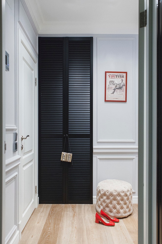 Дверные жалюзи в интерьере: как выбрать стильный и практичный вариант?