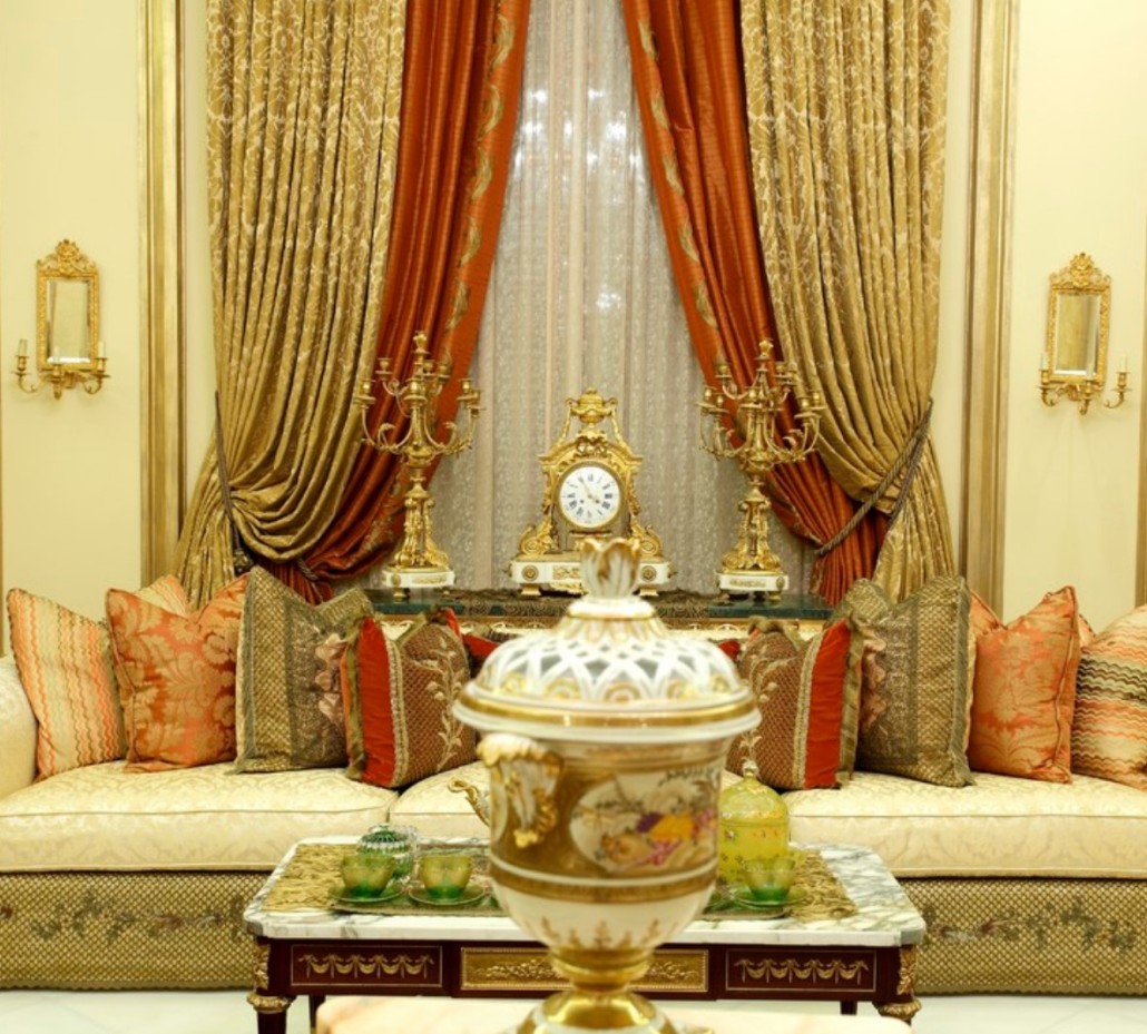 шторы золотого цвета в интерьере