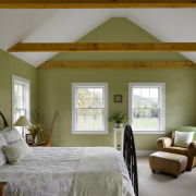 Зеленый в оформлении стен спальной комнаты