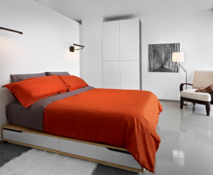 Красное покрывало на кровати