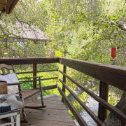 Кресла качалки на балконе