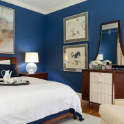 Насыщенные синие стены в спальне