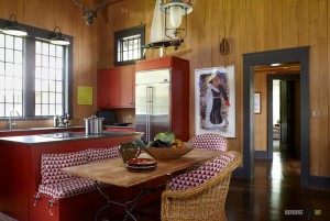 Кухня с деревянными панелями