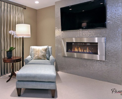 Раскладное серое кресло возле камина Раскладное серое кресло возле камина