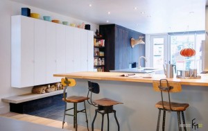 Голова оленя на стене в кухне