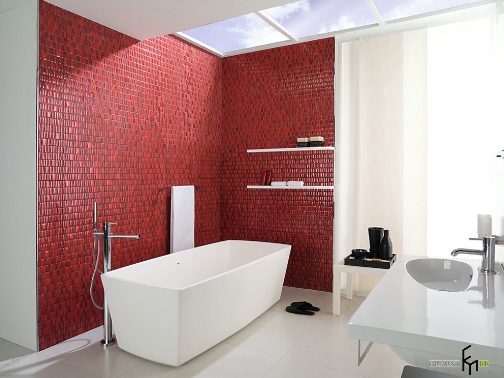 Красная стена в ванной