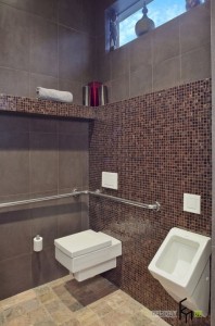 Мозаика на стене туалета