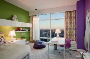 Лиловое кресло-груша в детской