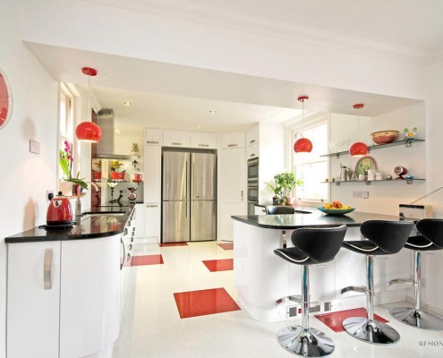 Белая кухня с красными элементами