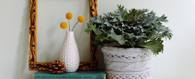 Белая вазочка с тремя желтыми цветами