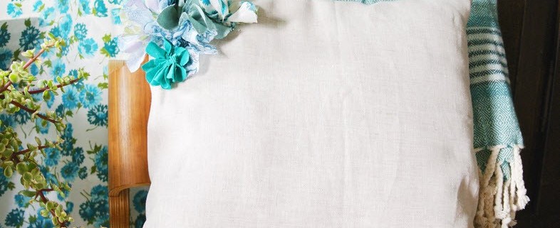 Цветочный декор для подушки