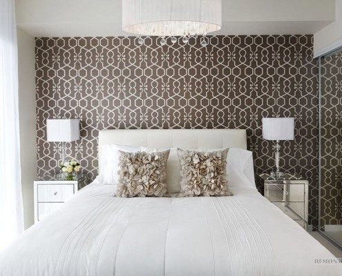 Пестрые обои в спальне