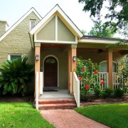 Крашеный кирпичный дом