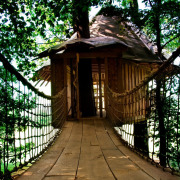 Подвесная дорожка у дома