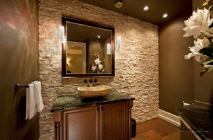 Эффектная зона деркала и раковины, выделенная отделкой из камня