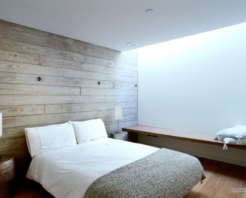Серая деревянная стена в спальне