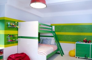 Двухъярусная кровать с лестницей в детской комнате