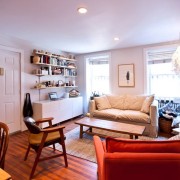 Яркие краски делают комнату живой