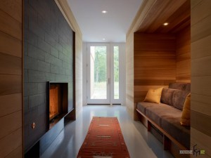 Камин напротив дивана