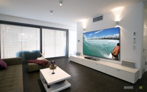 Огромный телевизор на стене