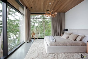 Панорамные окна в спальне и деревянный потолок