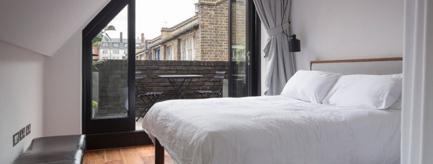 Уютная спальная зона у окна