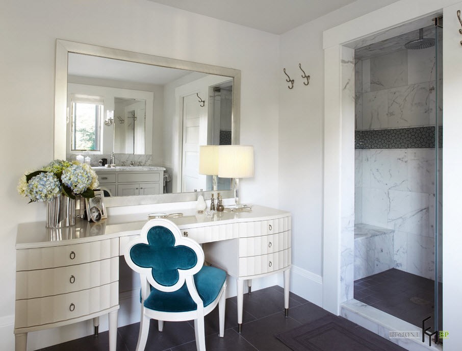 Туалетний столик із дзеркалом в інтер'єрі квартири: варіанти розташування