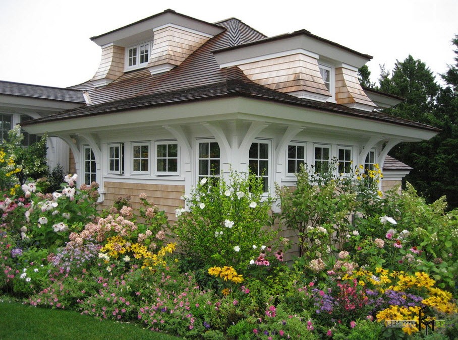 Дом на фоне цветов