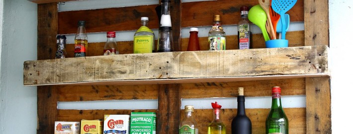 Второй шаг седьмого этапа изготовления полки для кухни