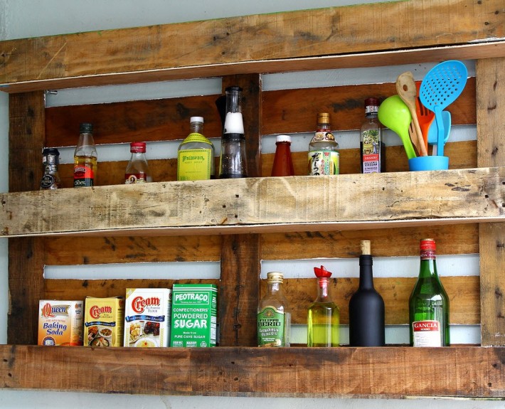 Второй шаг седьмого этапа изготовления полки для кухни