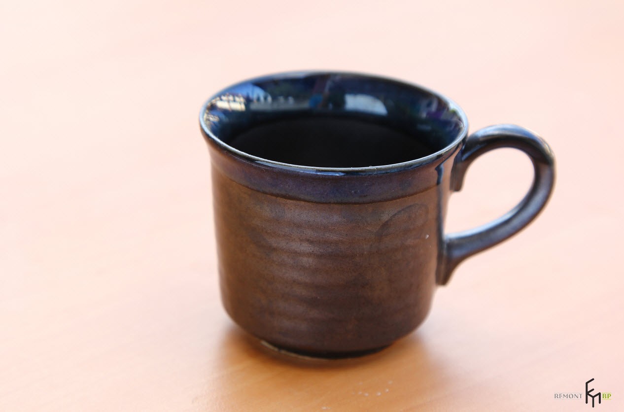 Пустая коричневая чашка