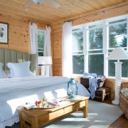 Белые шторы в интерьере спальни крайне уместны