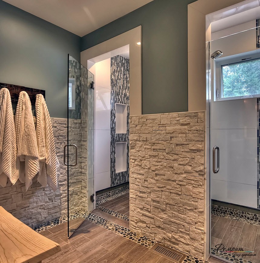 Благородный интерьер ванной комнаты, часть стен которой отделана светлым камнем