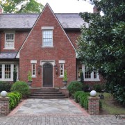 Дом с фигурной крышей