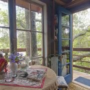 Оригинальное оформление подвесного домика