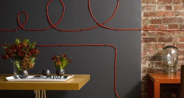 Оранжевый кабель по-разному смотрится на сером и красно-коричневом фоне