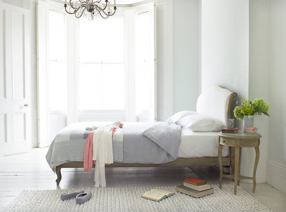 Плетёный коврик в спальне