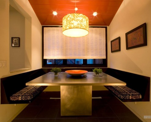 Значительную роль в декорировании и создании комфортной обстановки за столом кухонного уголка играет правильно спланированное освещение