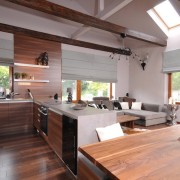 Деревянные элементы на кухне-студии