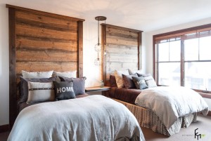 Две кровати с деревянными изголовьями