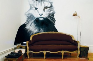 Кот на фотообоях в гостиной