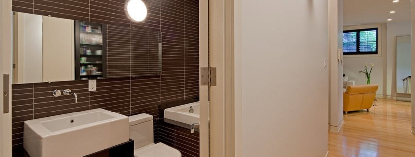 Темная плитка в туалете