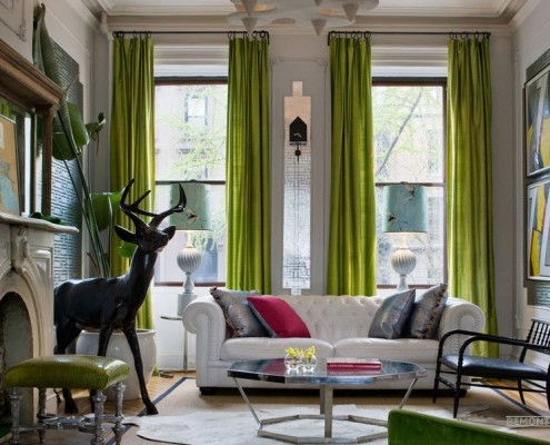 Просторная гостиная с зелеными портьерами