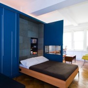 Кровать и синий шкаф