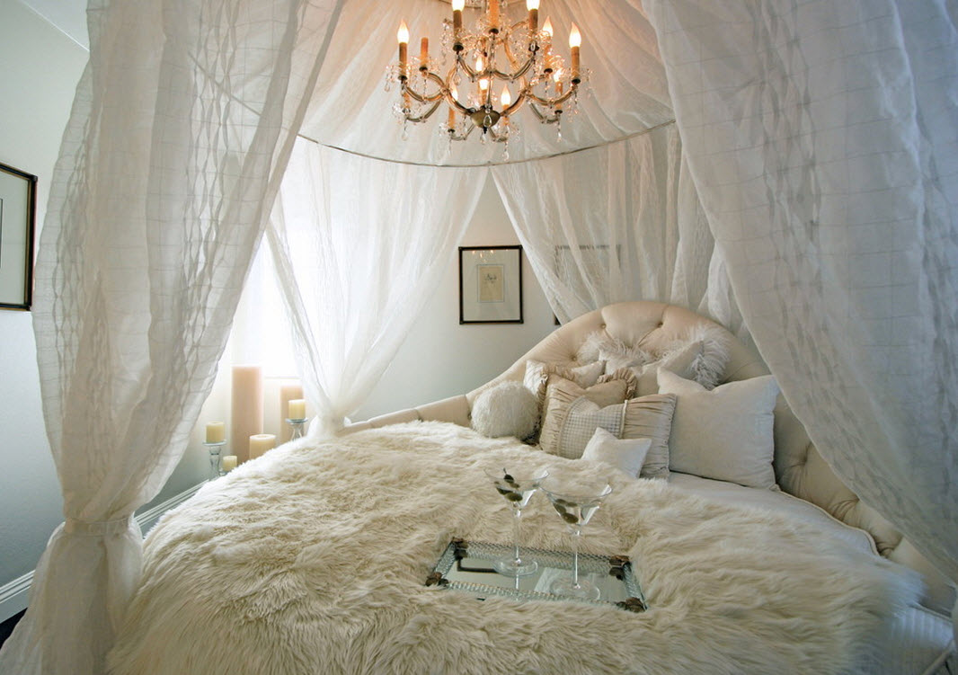 Балдахин создает романтическую атмосферу в спальне