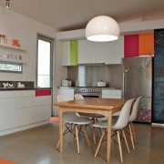 Ненавязчивые яркие акценты в интерьере кухни Ненавязчивые яркие акценты в интерьере кухни