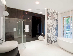 Черная мозаика на стене в ванной